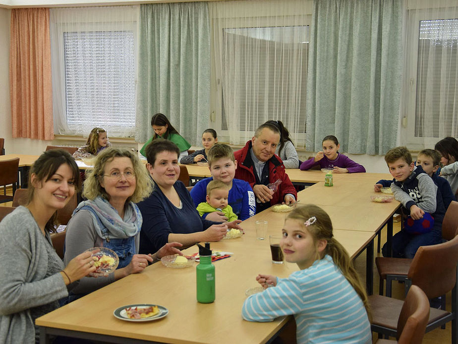 Gemeinde dankt den Sternsingern mit einem Pizzabacken 